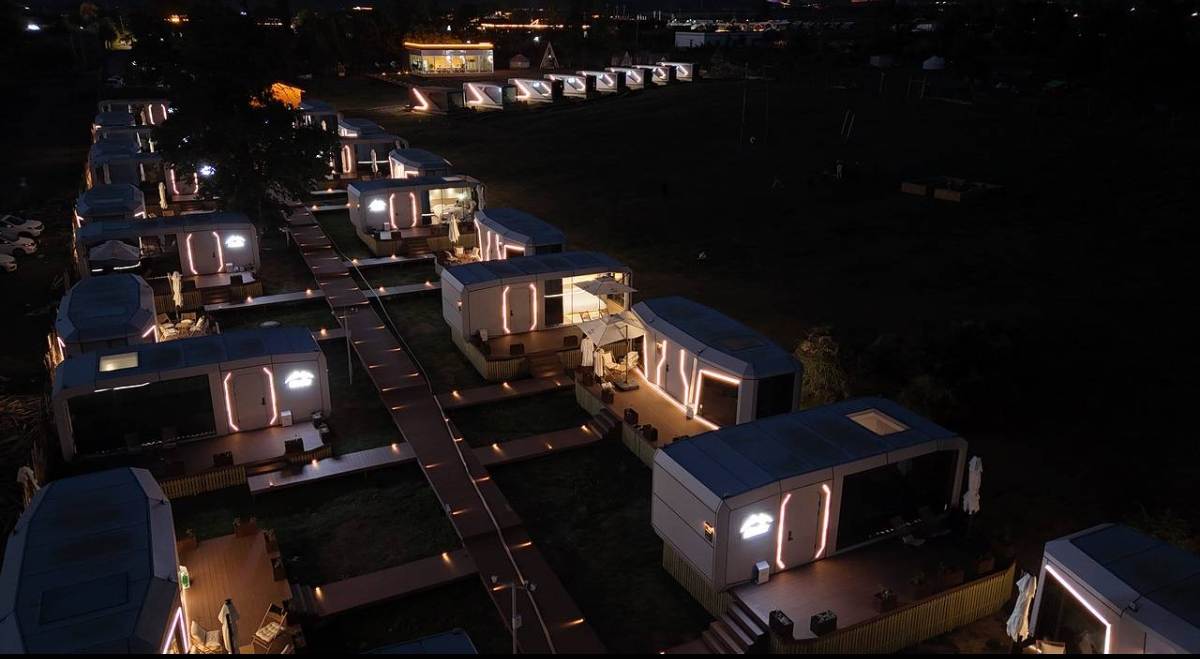 Sunhomee real capsule cabin project at night