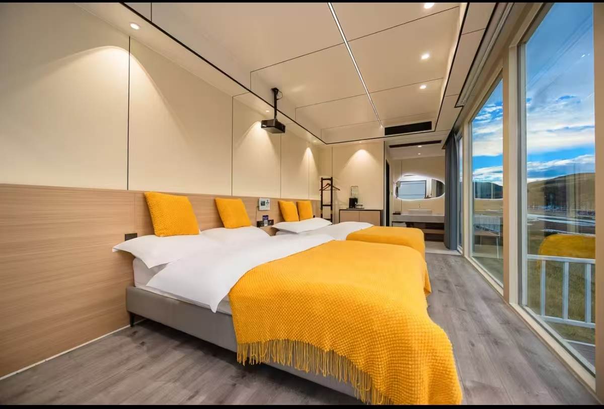 Space capsule cabin bedroom package with yellow bedding
