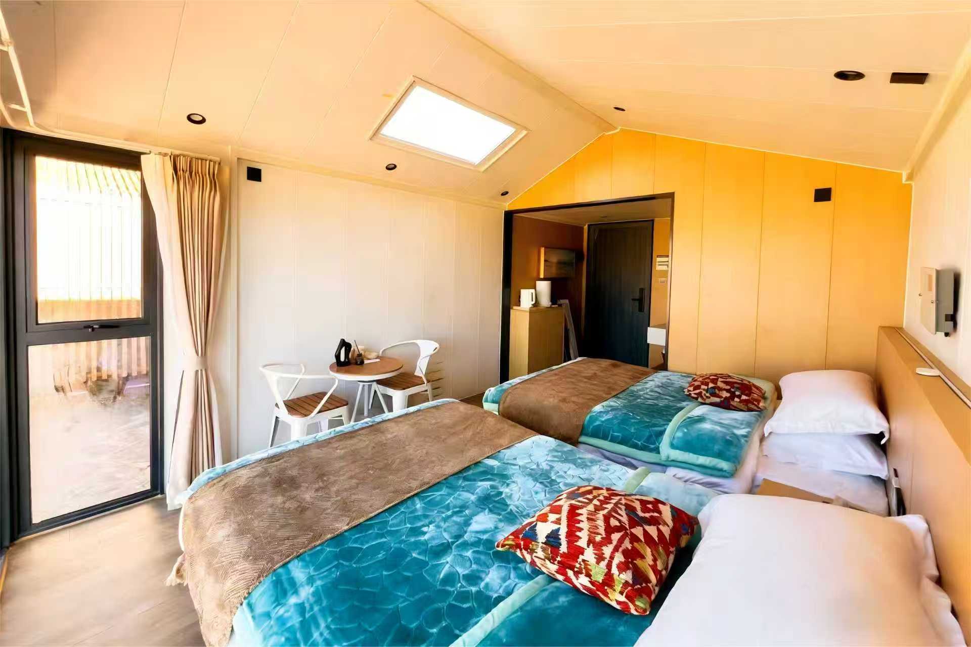 Twin-bed guest room in the Xingkong Hotel project
