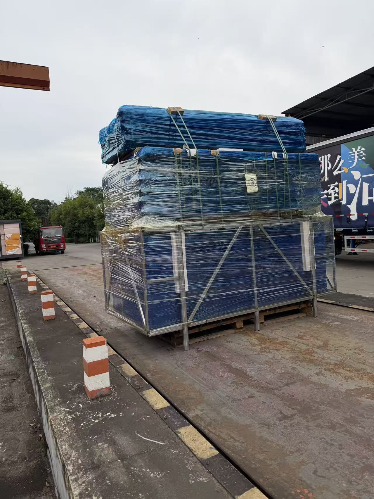 Protected modular building components arranged on support frames