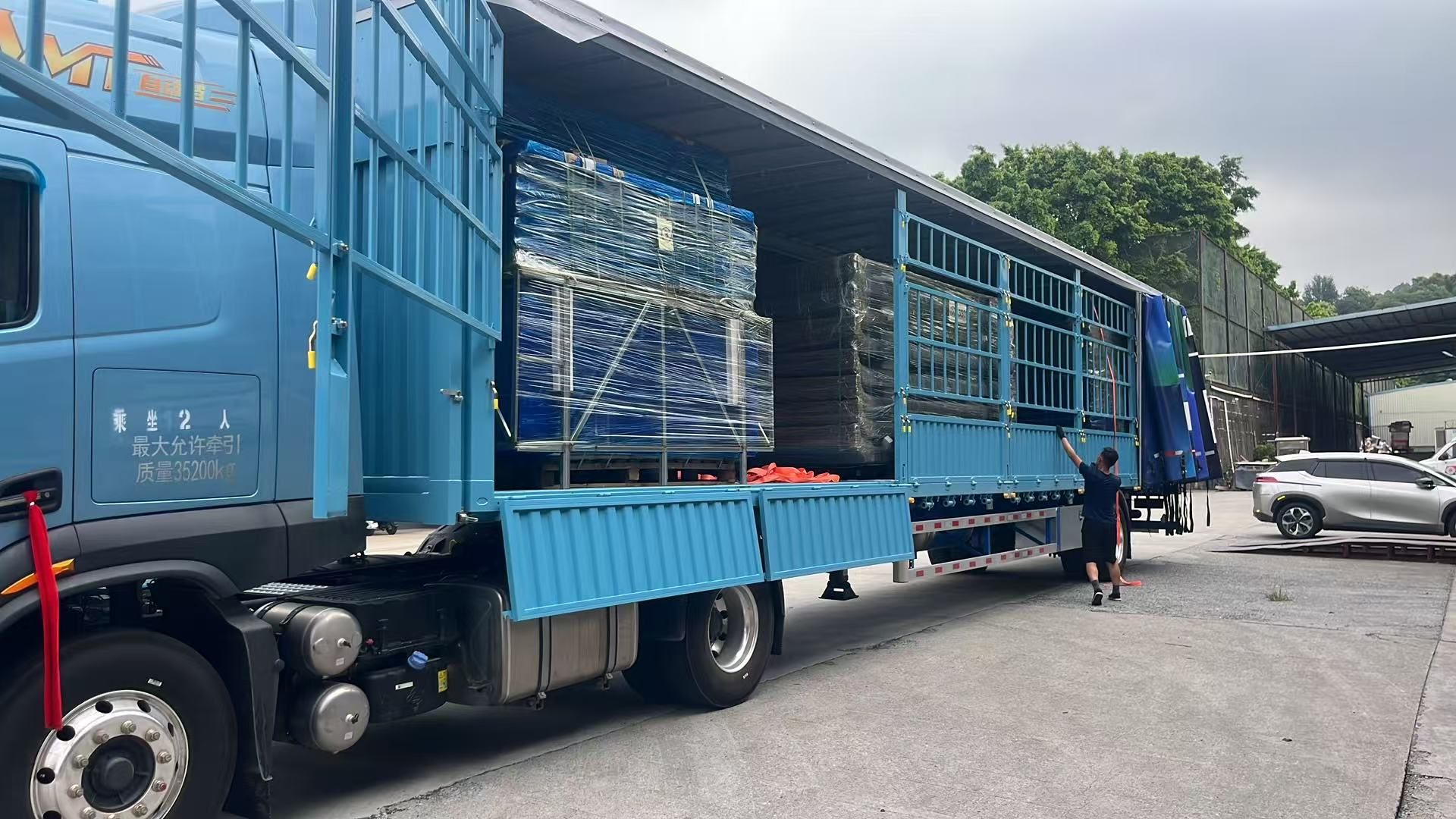 Prefab building unit prepared on a delivery truck for overseas project reference